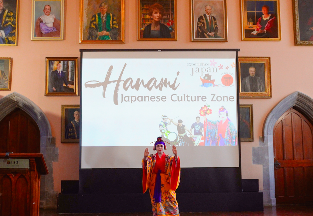 琉球古典舞踊「瓦屋」を踊る、琉球舞踊家。